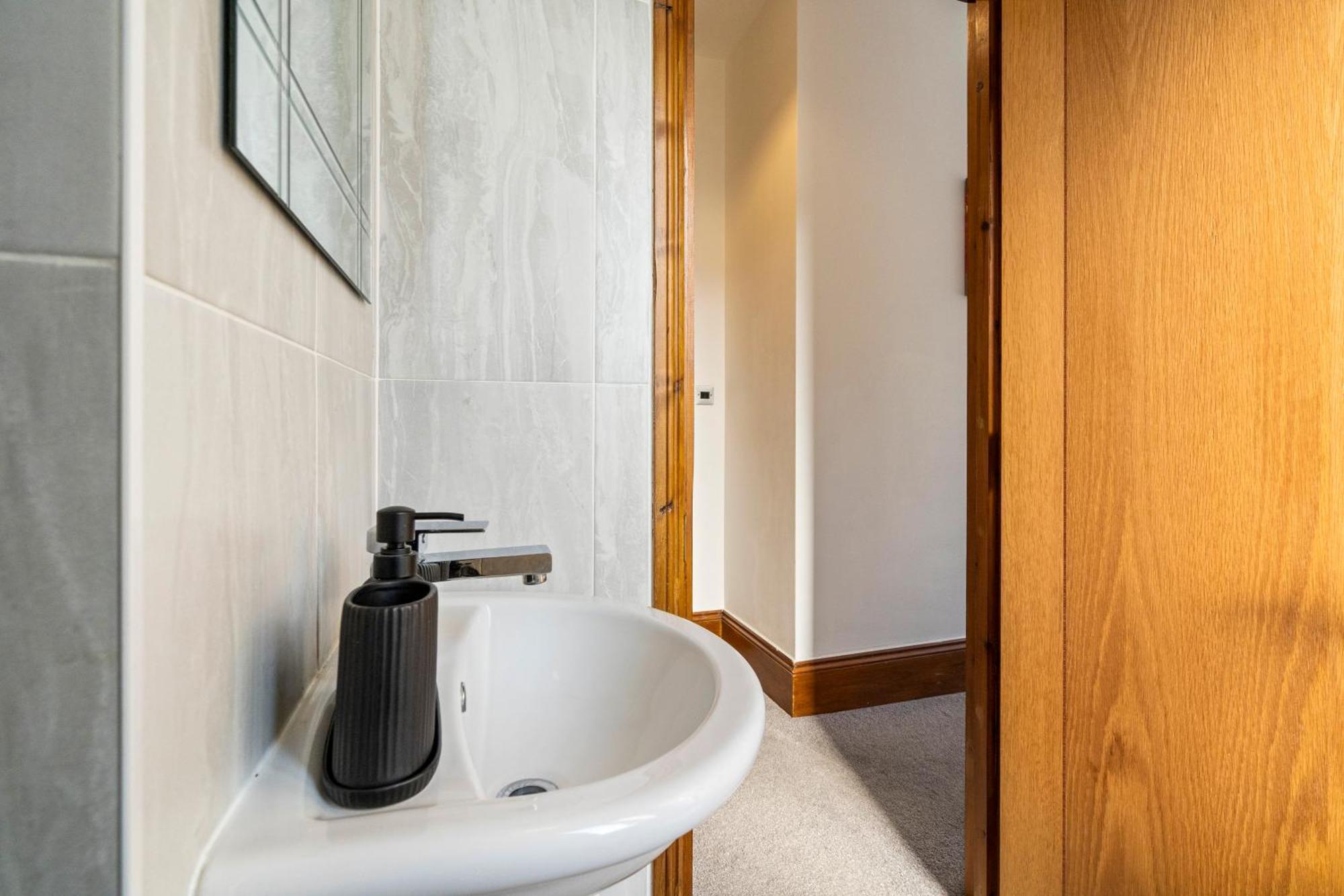 Modern 2 Bedroom Apartment In Mitcham, London Exterior photo