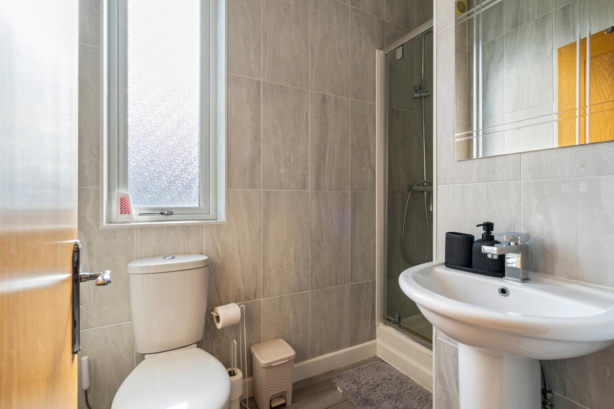 Modern 2 Bedroom Apartment In Mitcham, London Exterior photo